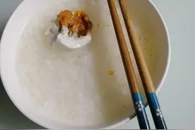 休息日早餐有一碗白米粥是享受，若再加一个咸鸭蛋是不是更高级图片