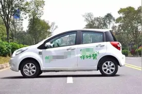 浙江小树林成了共享汽车“坟场”，车身损坏严重，车内有不明液体图片