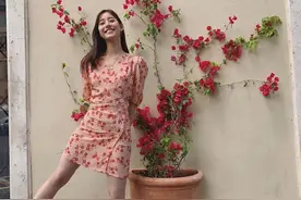 身穿粉红色连衣裙的新木优子，迷人的笑容，满满的春日少女气息图片