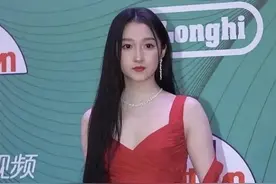 关晓彤白玉兰颁奖礼造型，轻纱红裙高开叉，精修图生图差别太大图片