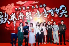 47岁宁静穿丝袜太“野”了，搭超短裤尽显好比例，红唇微张媚众生图片