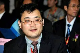 曹德旺钦定长子接班：曹晖23岁定为继承人，48岁继承千亿福耀帝国图片