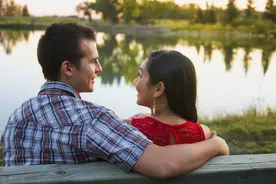 “我给你自由”妻子不听劝去陪男闺蜜旅游，回家后哭求老公别离婚图片