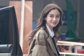 全网疯传baby的“下车照”，光穿外套不穿裤，这是认真的吗？图片