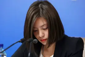 全世界突然爆红的翻译张京，实力和颜值并存，不愧是中华儿女图片