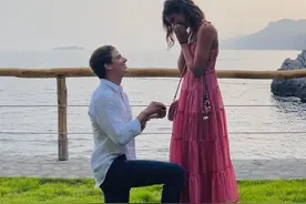 25岁维密天使小泰山订婚，巨大祖母绿钻石耀眼，企业家未婚夫很帅图片