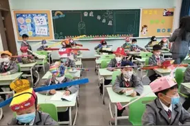 开学第一天，杭州小学生戴一米帽上课，网友：被萌翻啦，太可爱了图片