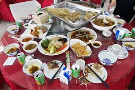 鲍鱼龙鳝四头虾，年份好酒软中华：这个脱贫县，“办事”太铺张图片