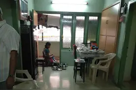 第一次拜访印度普通人家，印度少女对我深情一笑图片