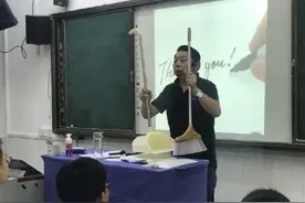 你永远不知道一个认真负责得老师会拿什么当作教棍图片