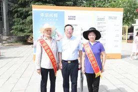河南省无烟党政机关建成率超过50%，现场83岁老人规劝大家戒烟图片