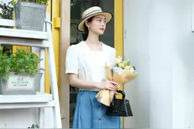 满大街的“挤奶衫”，今夏流行这样穿，不仅洋气显瘦，还有女人味图片