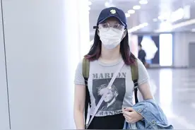 姚晨穿搭真接地气！灰T恤配黑裤清爽舒适，简约穿搭难掩高级气质图片