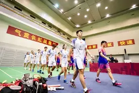 羽毛球嘉年华，国青VS精英队：“草根”之光邓冬雷抢得1分图片