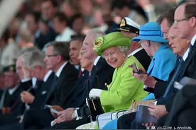 英国女王找丹麦女王的样子像极读书时的我们，女王见面咋这么可爱图片