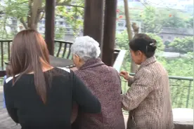 87岁老母亲拿着拆迁款，给2个儿子分完钱后，4个子女究竟谁养她？图片