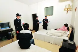 男女朋友入住酒店时，若是碰到警察查房怎么办？如何证明关系？图片
