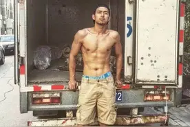 中外小哥哥腹肌比拼图片