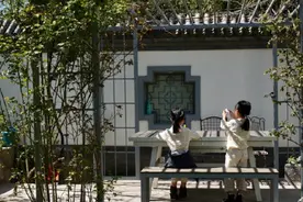 赵子琪晒两女儿生活照，长相甜美可爱酷似妈妈，身后复古豪宅曝光图片