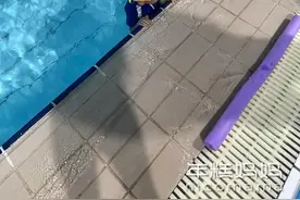 打脸了！去年学会游泳的年糕，今年不敢下水，孩子学游泳有哪些坑图片