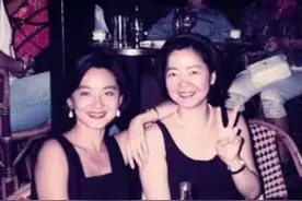 30年前，巴黎康城海滩边，邓丽君对林青霞说：青霞，你敢裸泳吗？图片