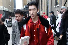 王子异不愧是酷boy，统一着装的穿搭都帅气十足图片