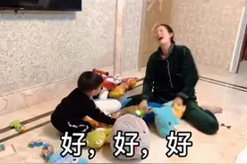 小姨带娃和爸妈带娃有啥区别？看完这组照片懂了，一物降一物啊图片