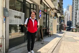 70岁谭咏麟背书包，穿红马甲运动裤像学生，笑容帅气与25岁无差别图片