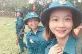 越南女民兵军训，全是中国老枪，训练后纷纷拍美照，人人颜值上线图片