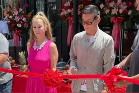 陈冠希美国新店开业现场，穿唐装请舞狮表演，与二姐陈见飞同剪彩图片