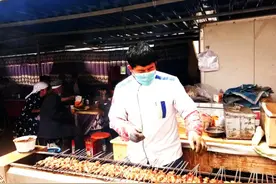 五四！ | 且末：“烤肉小哥”奋斗的青春图片