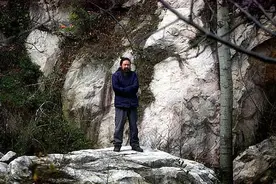他是终南山第一隐士，隐居深山30年，家人见到都未认出图片