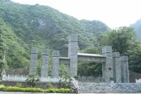 千石竞秀，万壑争流，峡谷柔情柳掩月，云蒸霞蔚入秦川图片