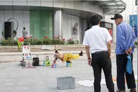 八旬老人北漂十年街头卖艺，只为遇见伯乐上春晚图片