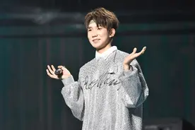 王源的银色闪片毛衣穿搭，充满潮酷男孩的感觉图片