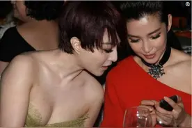 成龙大哥与范冰冰五年前酒桌上吃饭照片曝光，图四却很尴尬图片