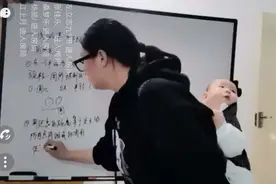 “90后”乡村女教师背着娃上课照片刷屏图片