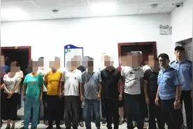 重拳！岳阳某市场内21人聚在一起“摇色子”被一锅端图片