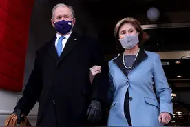 74岁布什夫人穿蓝大衣罕见亮相！非得学人家光腿，冻得小腿乌青图片