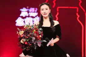 43岁谭晶久违露面！穿露肩裙秀身材比歌声还惊艳，新发型超减龄图片