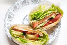 关晓彤教做蔬菜三明治，照样子做一次吃，吃1口就爱上啦，太好吃图片