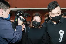 吴孟达生前和太太同框照曝光，侯珊燕气质极佳，如今却已满身疲惫图片