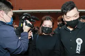 吴孟达生前和太太同框照曝光，侯珊燕气质极佳，如今却已满身疲惫图片