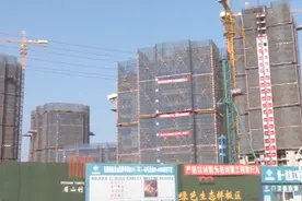 女子刚买的新房变成了“墓景房”，换谁能好心情？想退房又碰钉子图片