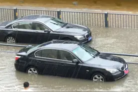 路面有积水，最先倒霉的可能是宝马，这是为什么呢？图片