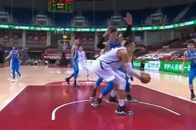 又虚又软！韩德君一靠就退，30分钟六犯，谁注意到王哲林表情？图片