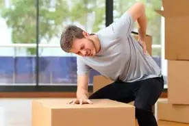 搬东西时，一个动作让腰椎很受伤图片