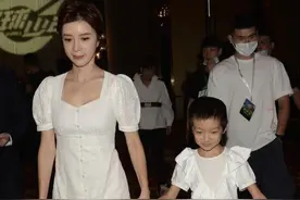 金巧巧这是怎么了？自己留卷发却给女儿剃寸头，穿裙子也像小男孩图片