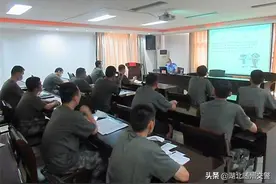随州交警进军营送交通安全“大餐”图片