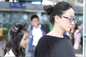 徐峥12岁女儿也出道，穿黄色碎花裙显乖巧，眉眼和爸爸太像了图片